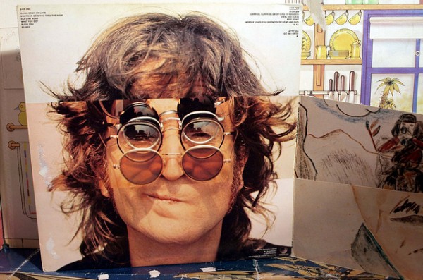 メガネ嫌いからコレクターへ。John Lennon（ジョンレノン）のメガネへのこだわりとは？ | メガネスタイルマガジンOMG PRESS