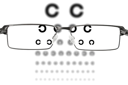 メガネとコンタクトの度数は別物？その原因とは？