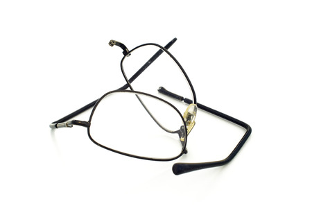 メガネのフレームが折れた 買い替える 修理する メガネの正しい判断 メガネスタイルマガジンomg Press